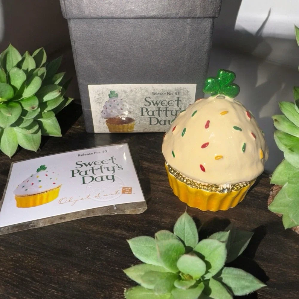 Objet D'Art #53 SWEET PATTY'S DAY Cupcake  Blinged Hinged‎ Trinket Box